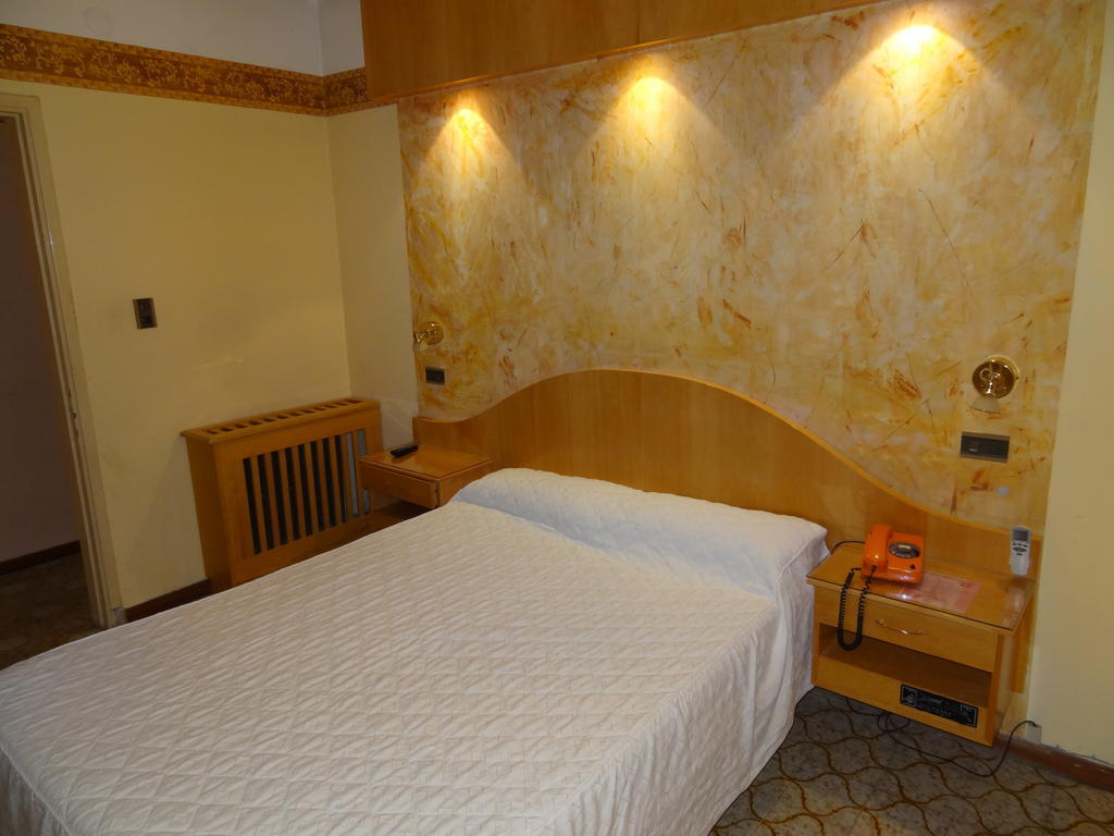 Hôtel Mon Petit à Villa Carlos Paz Extérieur photo